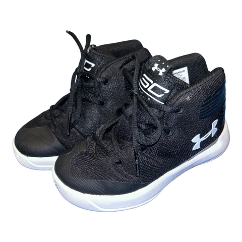 Sneakers by Under Armour size 8c